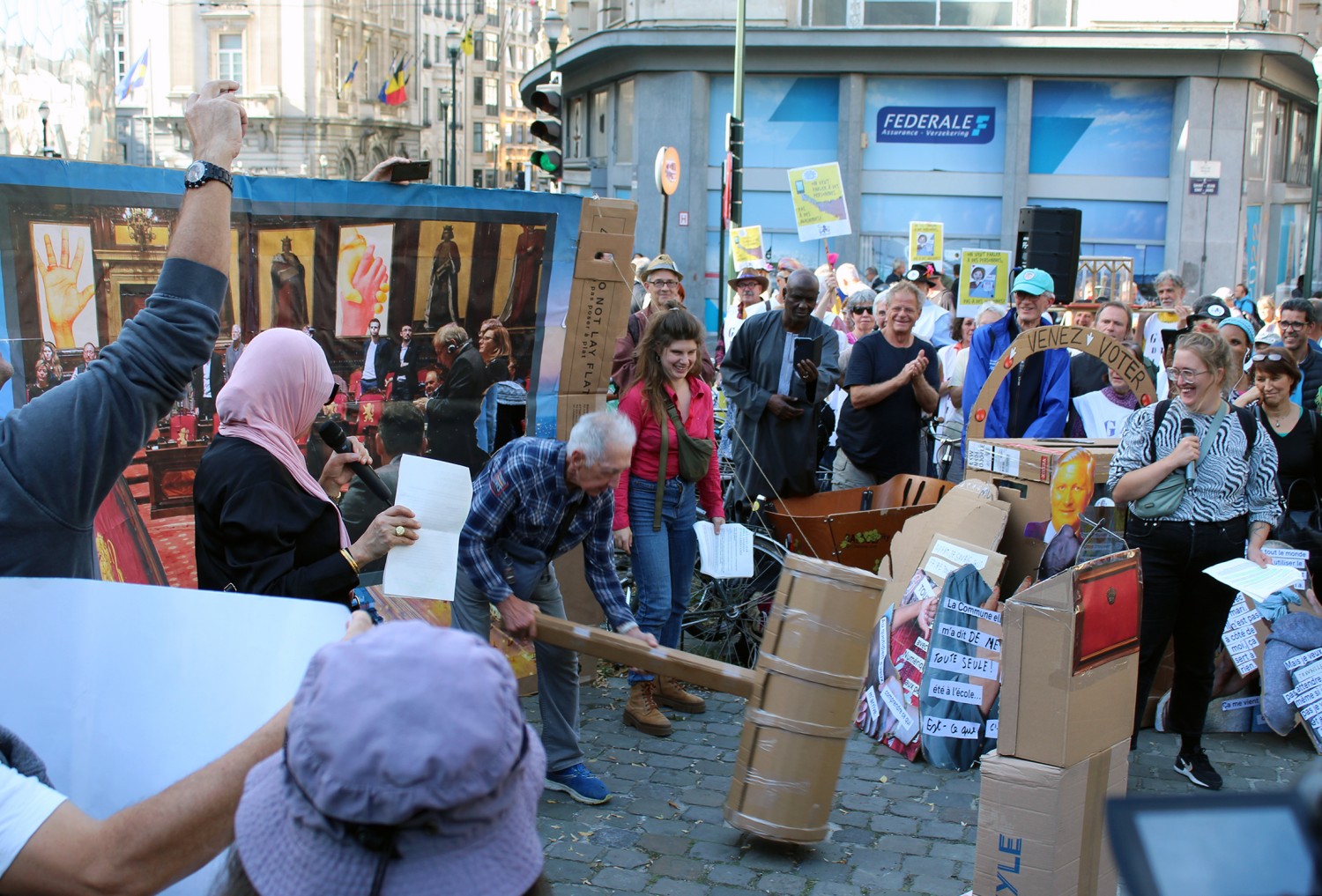 barbie Un parlement humain en 2023 s'est tenu sur la place Saint-Jean, près du Parlement francophone de Bruxelles.